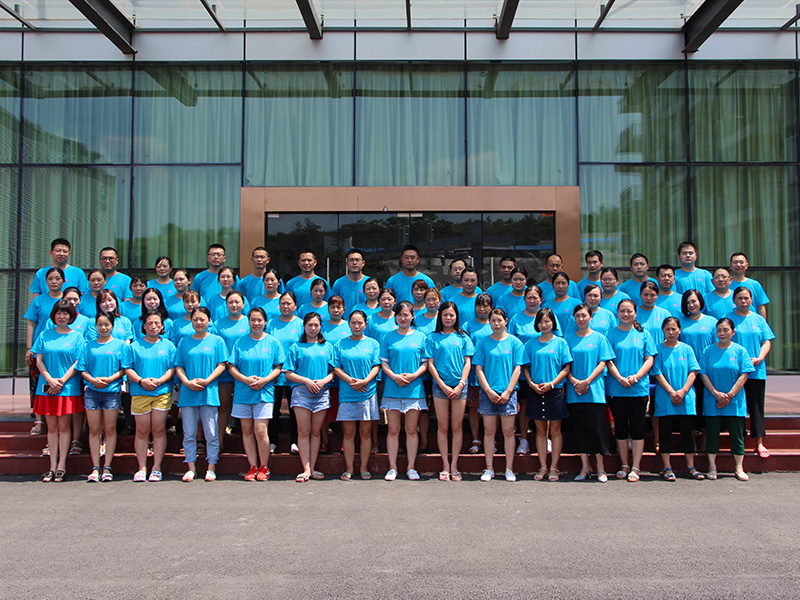 龙8头号玩家药业生产团队 